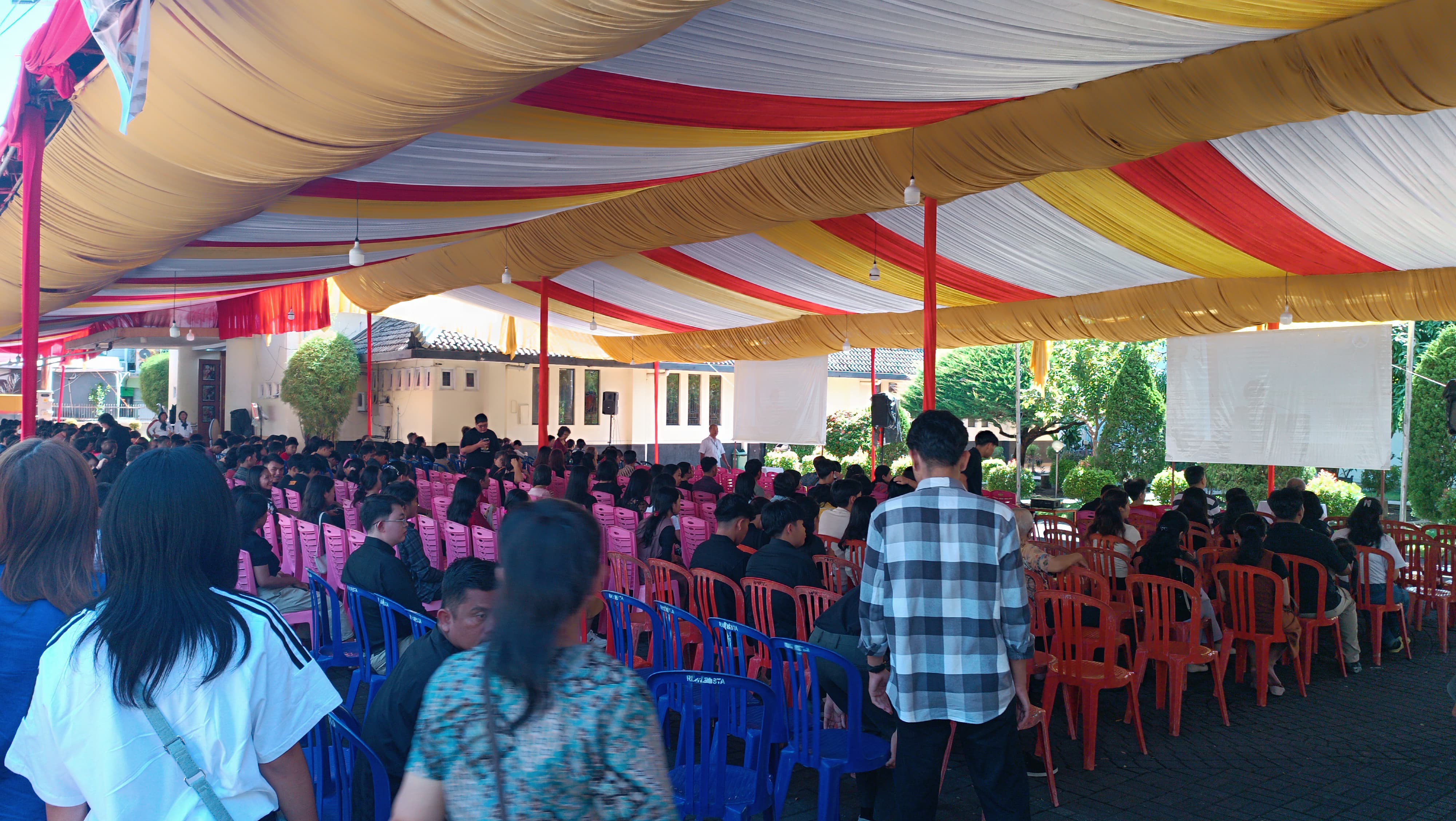 Umat Kristiani di Kota Padang merayakan Jumat Agung dengan penuh khidmat pada Jumat (18/4/2025), sebagai bagian dari rangkaian Pekan Suci menjelang Paskah.