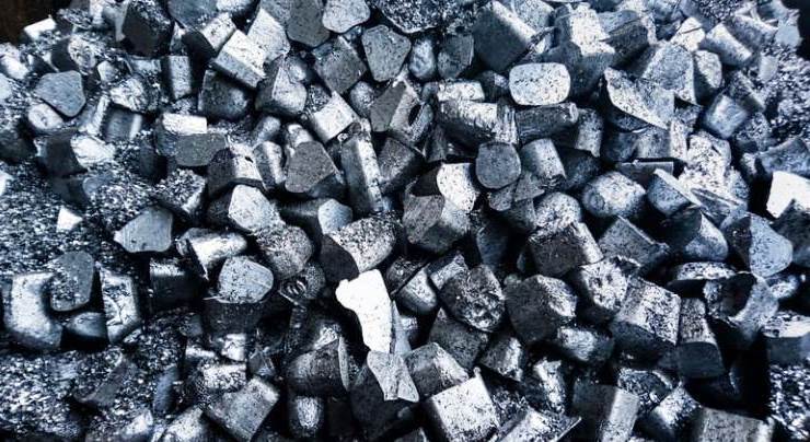 Green Coke dari Pertachem digunakan sebagai bahan baku utama untuk produksi anoda baterai, komponen penting dalam industri baterai kendaraan listrik dan elektronik.
