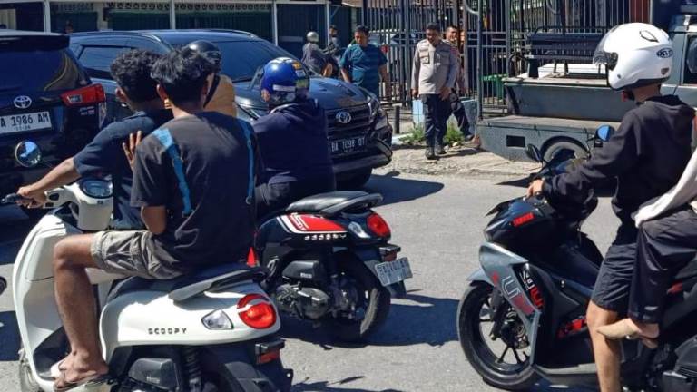 Upaya personel Polsek Pauh menyisir lokasi tawuran di Jalan Cupak Tangah, Pauh, Jumat (18/4/2025).