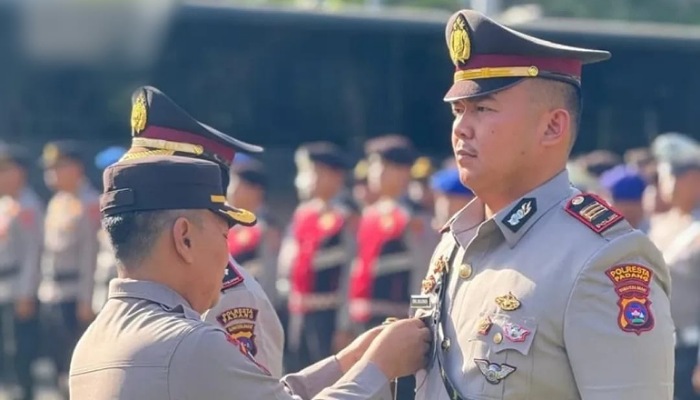 Sertijab Kasat Lantas Polresta Padang dari Kompol Alfin kepada AKP Riwal Maulidinata di halaman Mapolresta Padang, Sabtu (19/4/2025). (Instagram Polresta Padang)