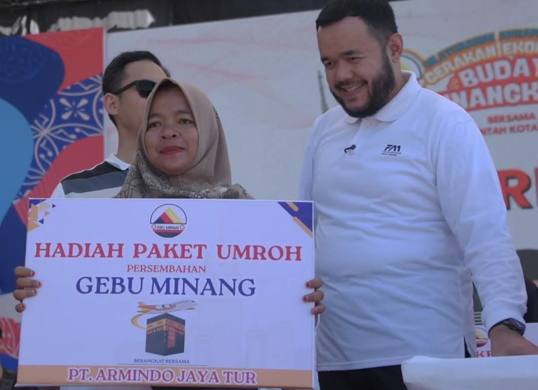 Wali Kota Padang, Fadly Amran menyerahkan hadiah umrah kepada peserta fun walk yang beruntung. (Foto: Prokopim)