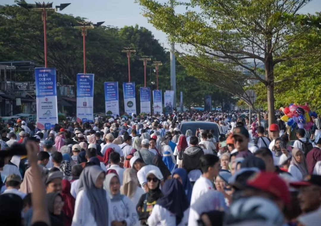 Ribuan warga mengikuti Fun Walk rangkaian event Blue Ocean Minang (BOM) Run 2025 pada Sabtu pagi (19/4).(Foto: Prokopim).