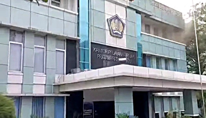 Saat api mulai membakar dan mengeluarkan asap di sudut kanan atas gedung, Minggu (20/4/2025).