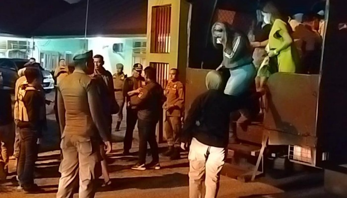 Orang-orang yang terjaring razia dari tempat hiburan malam di Kota Padang, malam Minggu dinihari.