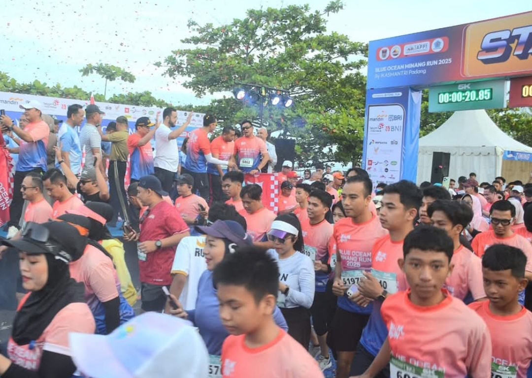 Wali Kota Padang Fadly Amran didampingi Wakil Wali Kota Maigus Nasir dan Panitia Penyelenggara Yuliandre Darwis, mengibarkan bendera start di lokasi utama lomba. (Foto: Prokopim).