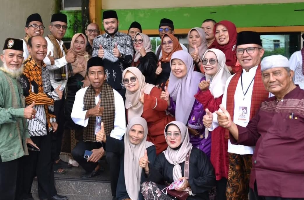 Wali Kota Padang Fadly Amran bersama masyarakat Luak Agam dari berbagai daerah di Sumatera Barat di sela Halalbihalal KKLA. (Foto: Prokopim)