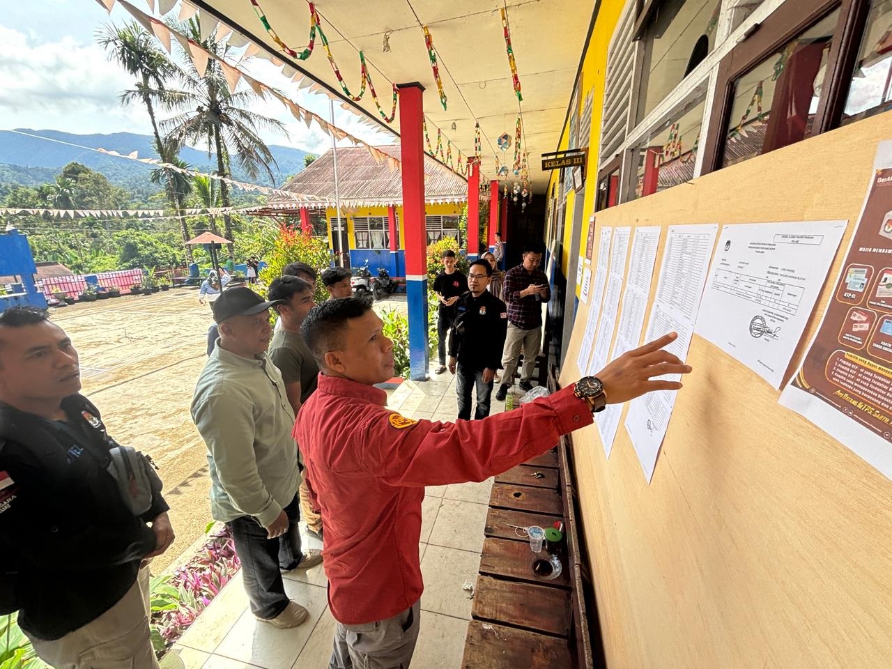 TINJAU PSU: Komisioner KPU Sumbar Jons Menedi meninjau proses PSU Pilkada Pasaman di salah satu TPS di Lubuksikaping, Kabupaten Pasaman, kemarin.(DOKUMENTASI KPU SUMBAR)
