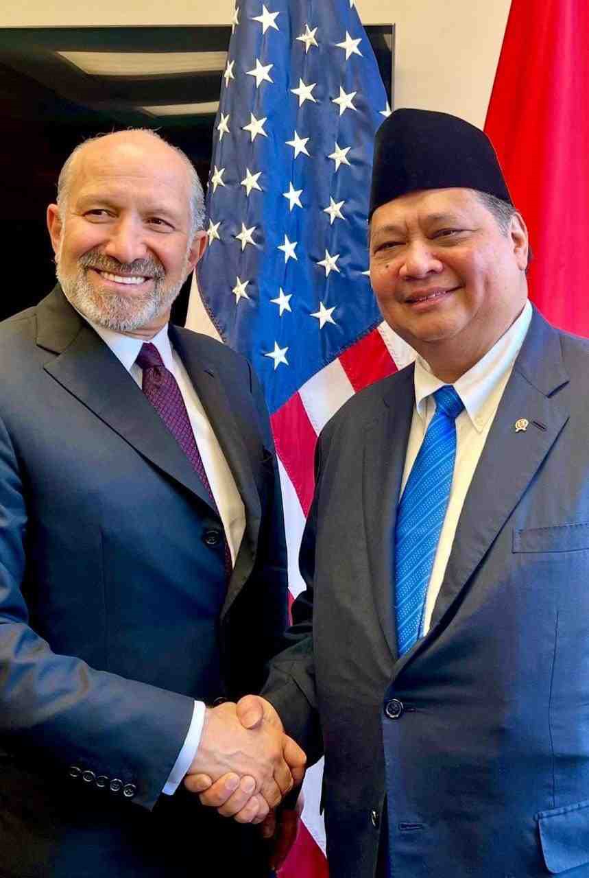 SAMBUT BAIK: United States Secretary of Commerce Howard Lutnick (kiri) bersama Menko Perekonomian Airlangga Hartarto di Washington, kemarin waktu setempat.(TIM KOMUNIKASI KEMENKO PEREKONOMIAN)