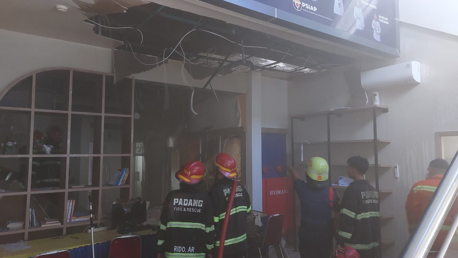PADAMKAN KEBAKARAN: Petugas Dinas Damkar Kota Padang berjibaku memadamkan api yang membakar ruangan podcast Kantor KPP Pratama Padang Satu, Minggu (20/4) pagi.(DINAS DAMKAR KOTA PADANG)