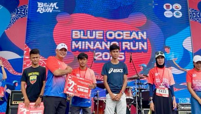 Khairul Salam Pemimpin Wilayah BNI 02 area Sumbar Riau Kepri menyerahkan Hadiah untuk pemenang Lari 5 K Bom Run 2025