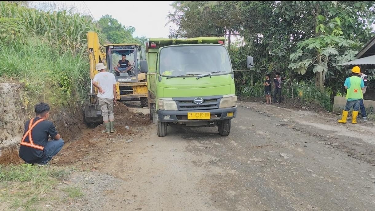 MULAI DIKERJAKAN: Alat berat mulai bekerja di ruas Jalan Payakumbuh&ndash;Lintau yang rusak parah, kemarin. Proyek perbaikan ini menandai langkah awal perbaikan infrastruktur.(SY RIDWAN/PADEK)