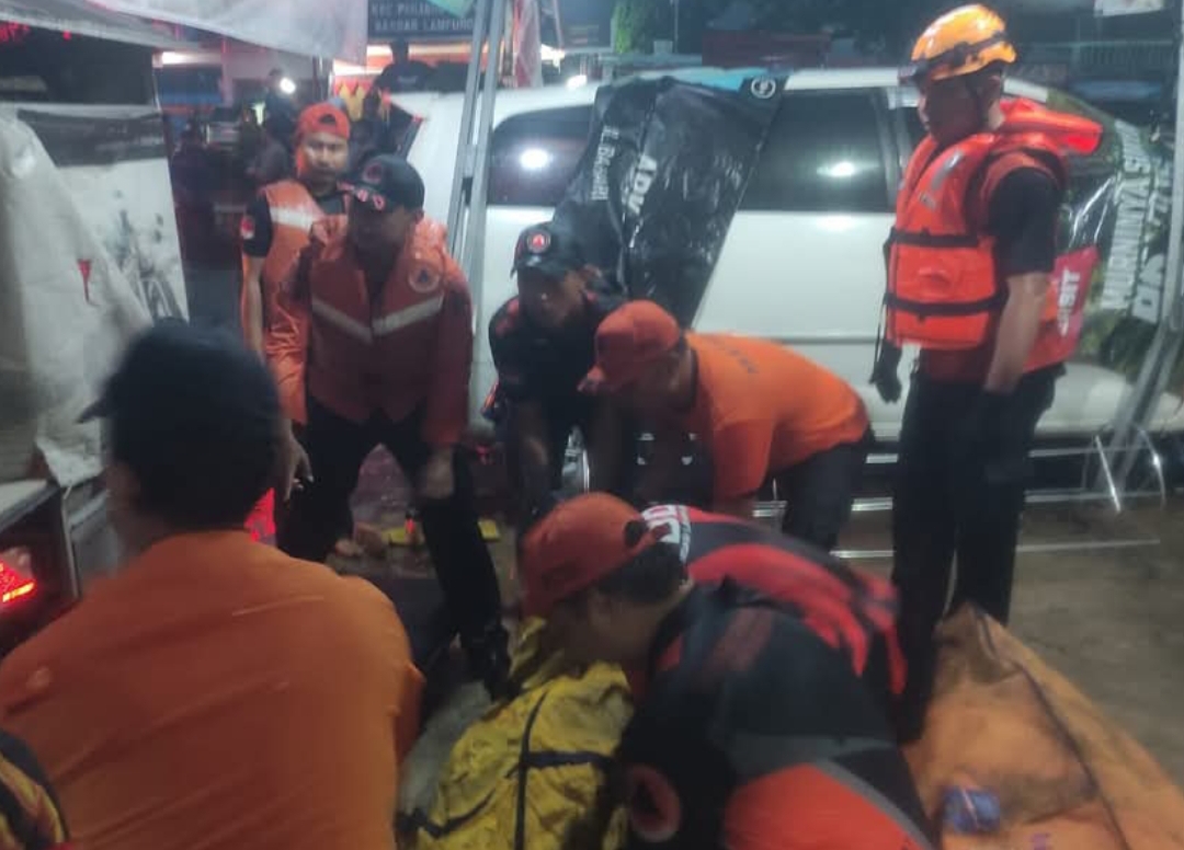 Evakuasi korban banjir di Lampung. (Foto: BPBD via BNPB)