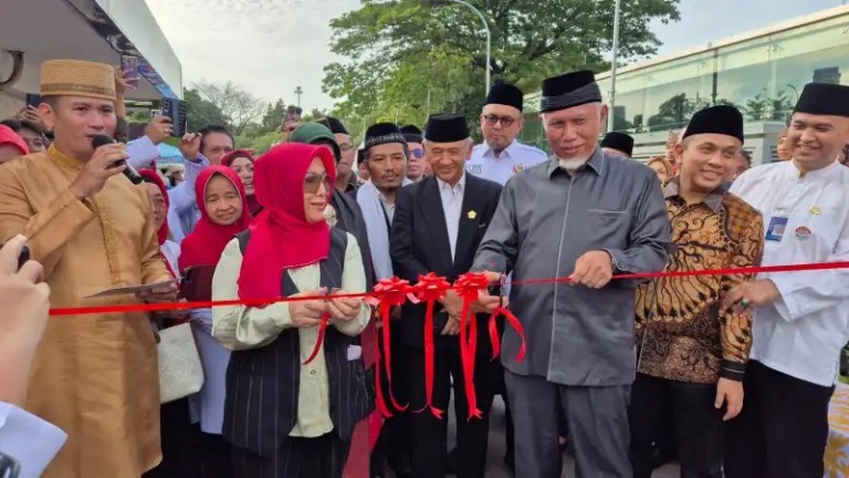 Mahyeldi membuka event Minang Day di salah satu selasar Masjid Negara Istiqlal, Jakarta, Selasa (18/03/2025).