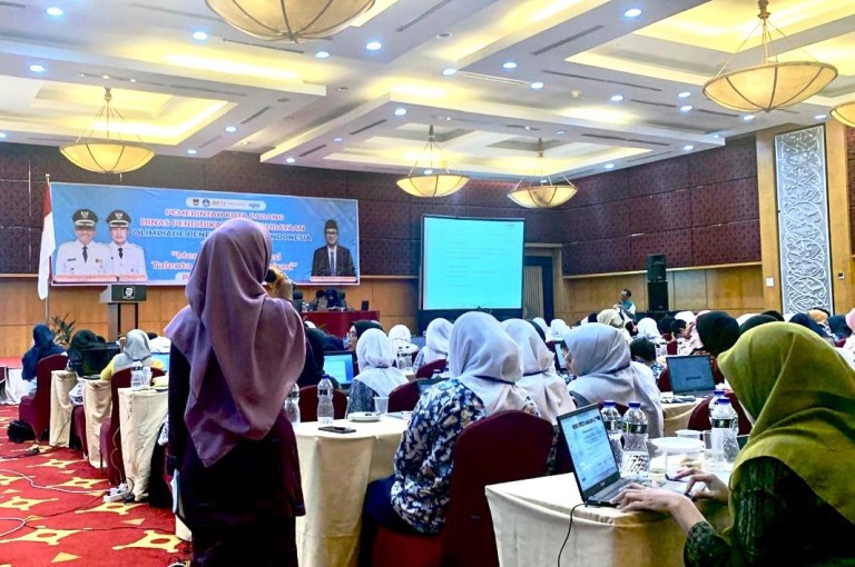 PERKUAT SDM: Salah satu cuplikan kegiatan guru Kota Padang yang dilaksanakan beberapa waktu lalu.(TIM LAMAN GURU)