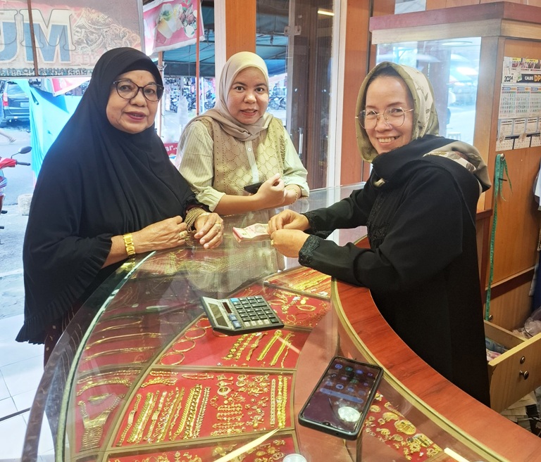 MELEJIT: Pembeli saat bertransaksi emas di salah satu toko emas di Kota Pariaman, kemarin.(ZIKRINIATI/PADEK)