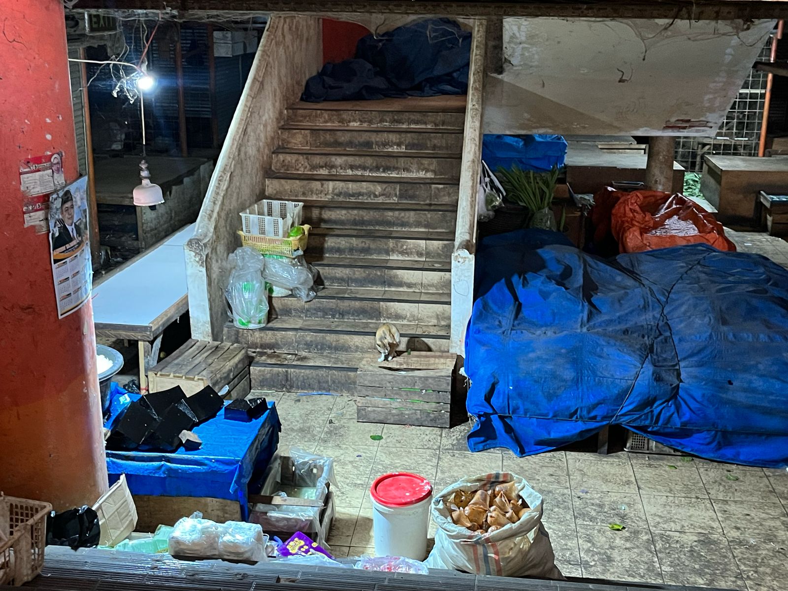 Kondisi terkini di los sayur Blok II Pasar Raya Padang yang mulai ditinggalkan pedagang lantaran sepi, Senin (21/4).