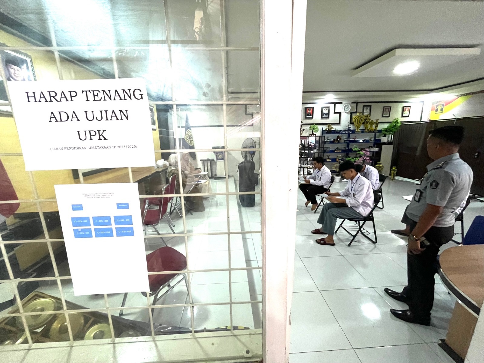 PUNYA IMPIAN: Enam warga binaan Lapas Kelas II B Tanjung Pati serius mengikuti Ujian Kesetaraan Paket C yang setara dengan SMA. (SY RIDWAN/PADEK)