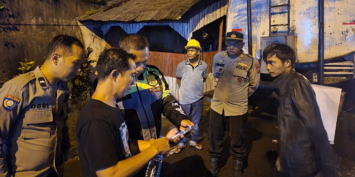 Kecelakaan lalu lintas terjadi di Padangbesi, Lubukkilangan, Kota Padang, Senin (21/4/2025) malam. Sepeda motor tabrak truk tangki CPO, mengakibatkan dua pelajar luka berat. (Polsek Lubukkilangan)