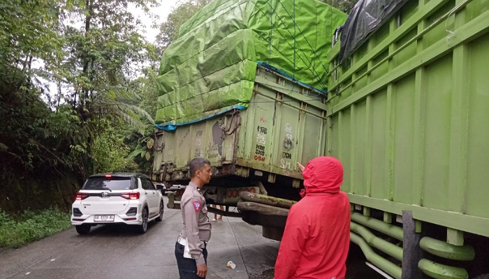 Truk kelebihan muatan atau pelanggaran Over Dimension Over Load (ODOL) merupakan penyebab utama kecelakaan di Sumatera Barat.