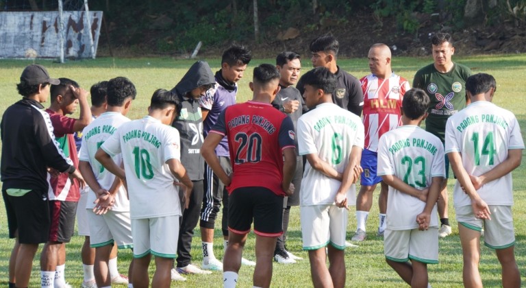 Tim asuhan Suprianto menjalani sesi latihan terakhir di Lapangan Winotoharjo, Desa Karangasri, pada Senin (21/4/2025).