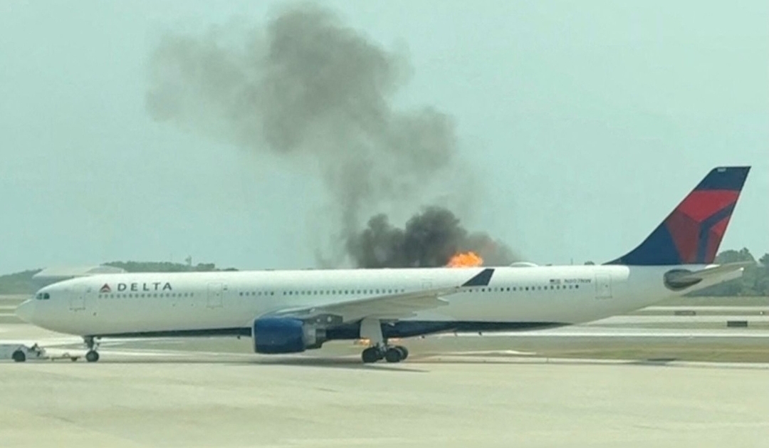 Asap mengepul dari pesawat Delta Airlines setelah terjadi kebakaran mesin di Orlando. (Foto: dylangwall/Reuters)
