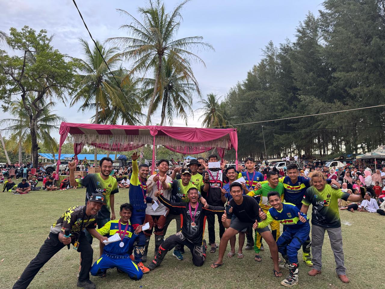 Wakil Bupati Pessel, Risnaldi Ibrahim foto bersama dengan peserta trabas trail adventure usai penyerahan hadiah bagi peserta terbaik. (Dok Zal)