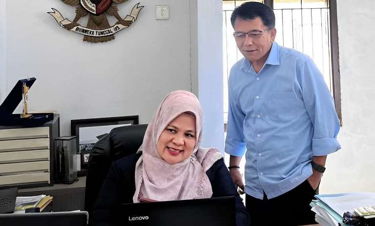 Direktur Utama PT BPR Tilatang Kamang, Deli Yanti, dan Direktur PT BPR Tilatang Kamang, Ria Setiawan.