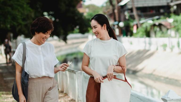 Orang yang gampang akrab. (Canva.com/Sam Lion)