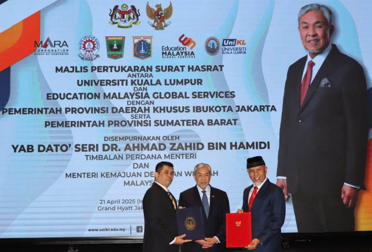 Pemprov Sumbar menandatangani Letter of Intent (LoI) bersama Universitas Kuala Lumpur (UniKL) dan Education Malaysia Global Services (EMGS), Senin (21/4/2025), di Jakarta.