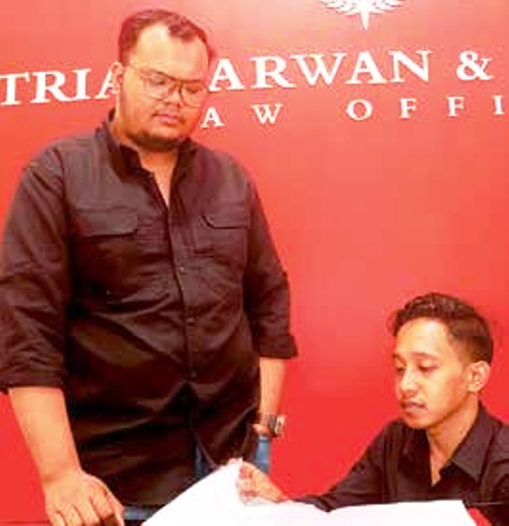 PROSES HUKUM: Kuasa Hukum QAR, Satria MA Marwan (kiri), berdiskusi dengan tim di kawasan Dinoyo, Kota Malang, kemarin.(DARMONO/JPG)