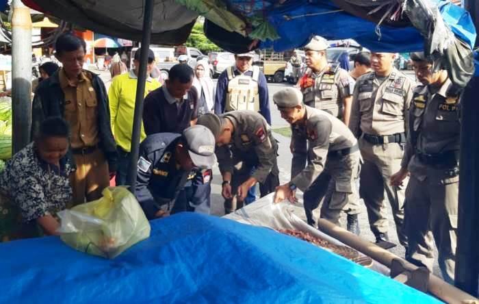Satpol PP Kota Padang tertibkan pedagang berjualan di trotoar dan badan jalan Pasar Lubukbuaya, Kota Padang.