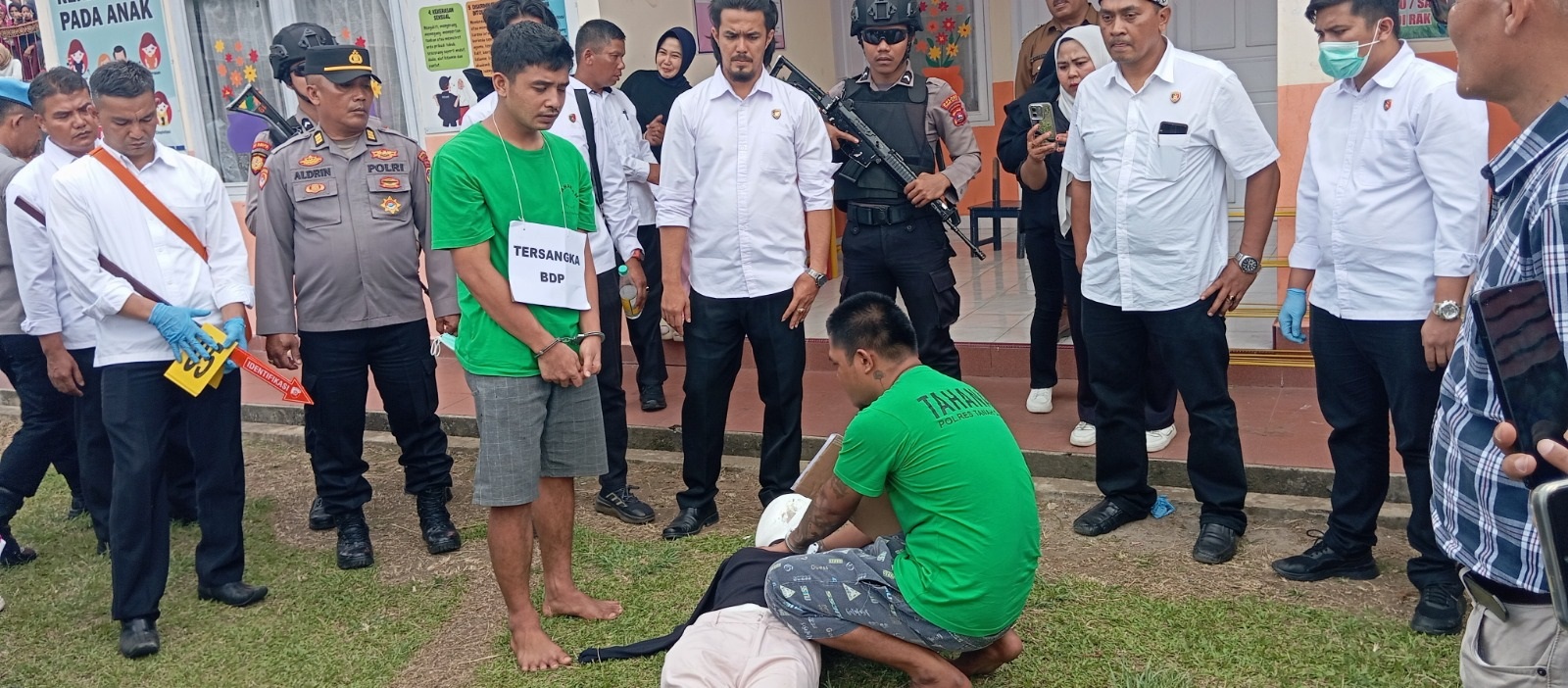 REKA ADEGAN: Dua tersangka memperagakan adegan saat mencekik korban. Ada 74 adegan yang diperagakan oleh pelaku.(NANDA/PADEK)