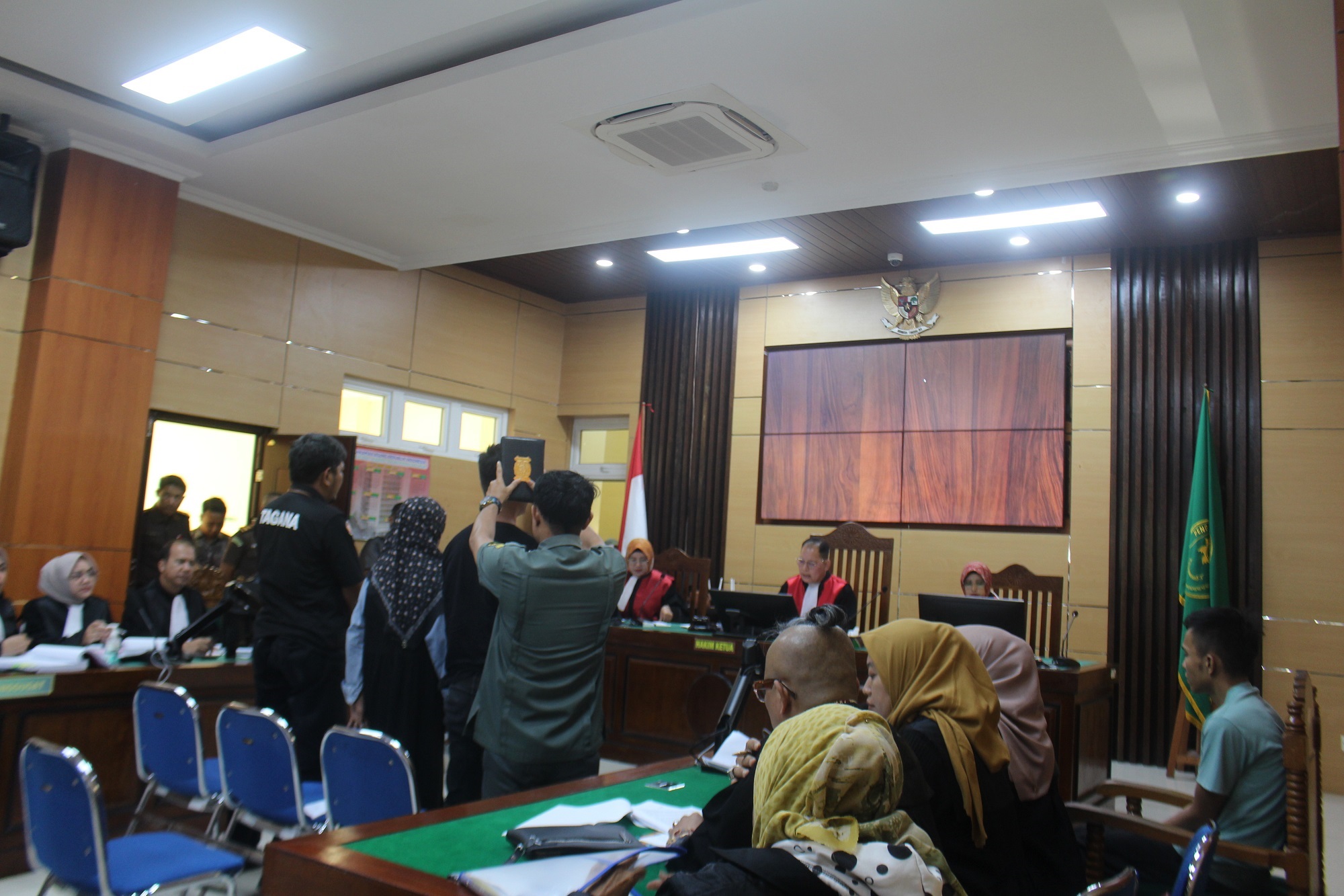 JELANG DIPERIKSA: Pengambilan sumpah para saksi dalam sidang kedua kasus pembunuhan dan pemerkosaan terhadap Nia Kurnia Sari dengan tekdakwa Indra Septiarman.(ARIS PRIMA G/PADEK)