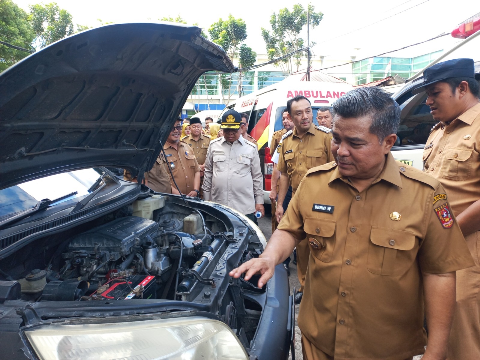 ASET DAERAH: Bupati Agam Benni Warlis saat mengecek kondisi mesin kendaraan dinas untuk memastikan kelayakannya dalam menunjang operasional pemerintahan, di kantor bupati, kemarin.(PEMKAB AGAM)