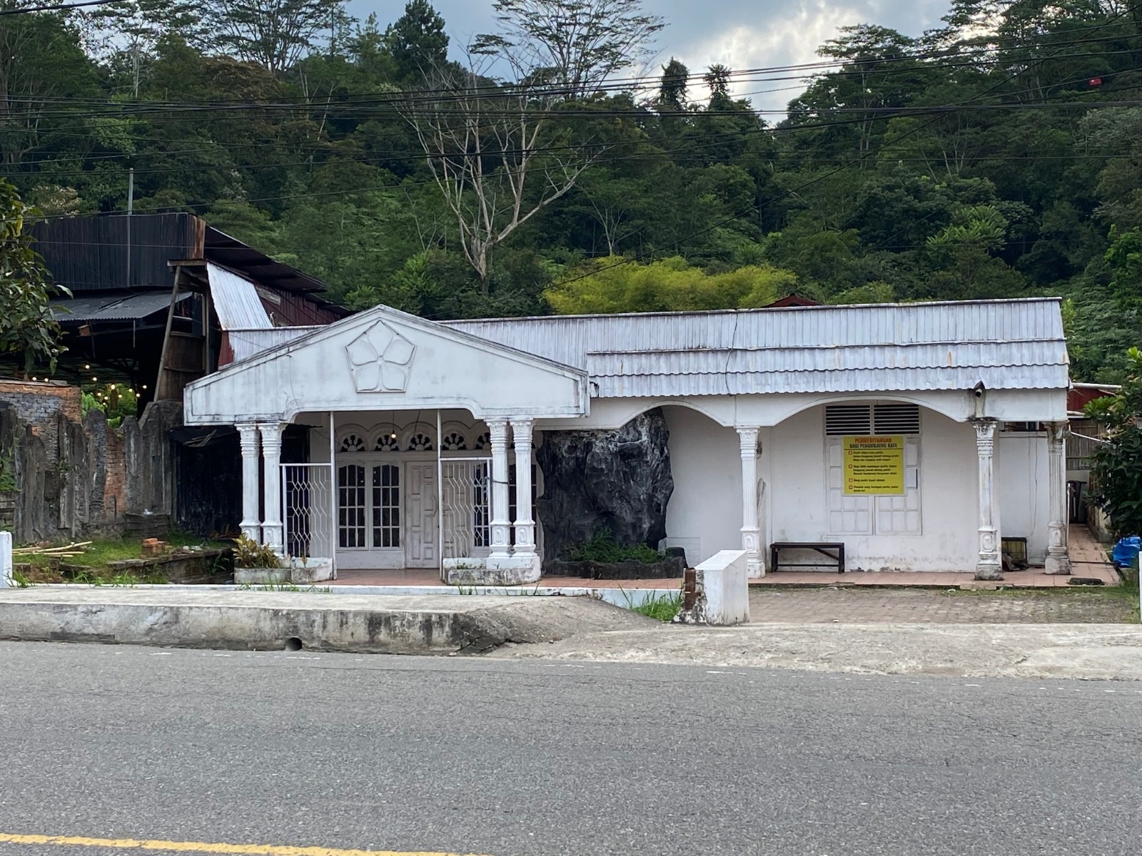 BIKIN HEBOH: Terlihat AWK Caf&eacute; sudah tidak dipasangi segel lagi, kemarin. Kondisi menimbulkan pertanyaan besar terutama pemerintah dan penegak hukum.(SY RIDWAN/PADEK)