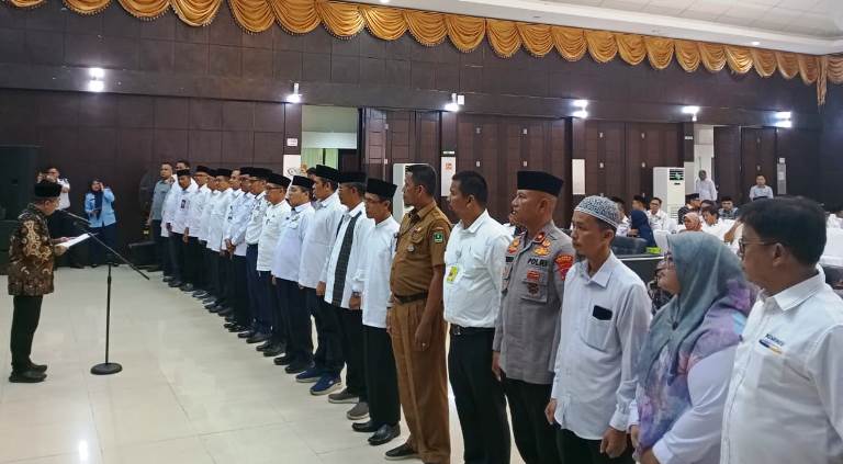 Petugas Penyelenggara Ibadah Haji (PPIH) Embarkasi Padang resmi dilantik oleh Muchlis Muhammad Hanafi, dalam rapat penyelenggaraan Ibadah Haji di Asrama Haji Tabing Padang, Selasa (22/4/2025).