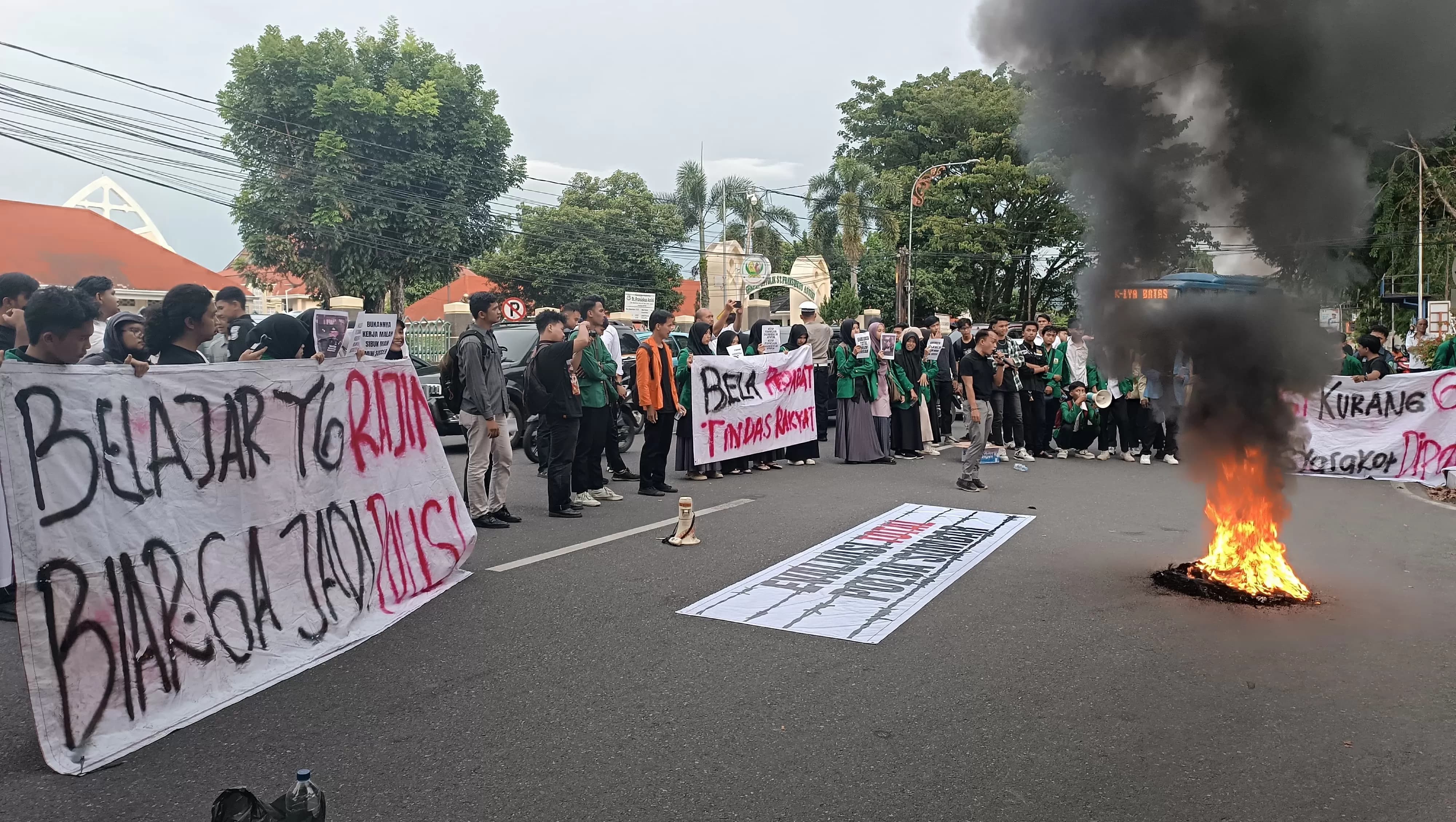 Aksi demonstrasi di depan Kantor Polda Sumbar, Senin (21/4/2025).
