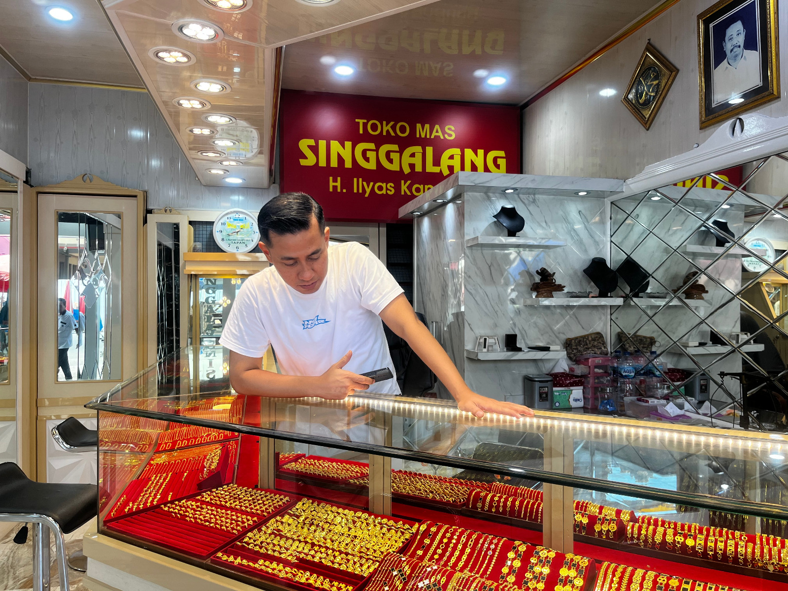 Salah seorang karyawan toko emas di Pasar Raya Padang sedang menunggu pembeli, kemarin.