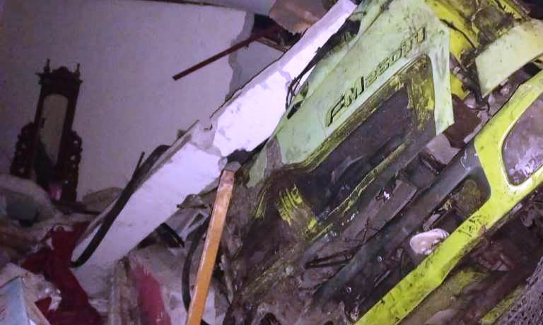 Truk CPO alami rem blong dan tabrak rumah warga Padangbesi, Rabu dini hari (23/4/2025). Insiden ini menyebabkan 2 anak meninggal dunia dan 2 orang terluka.