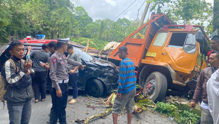 Kecelakaan beruntun terjadi di tikungan Cubadak Bungkuk, Padangpanjang akibat truk muatan besi baja mengalami rem blong, Rabu (23/4/2025) sekitar pukul 11.15 WIB. Enam korban dilarikan ke rumah sakit.