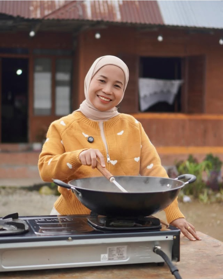 KONTEN KULINER: Ratu Deslim akrab disapa Ni Mida, saat membuat konten untuk sejumlah akun media sosialnya beberapa waktu lalu.(DOKUMENTASI PRIBADI)