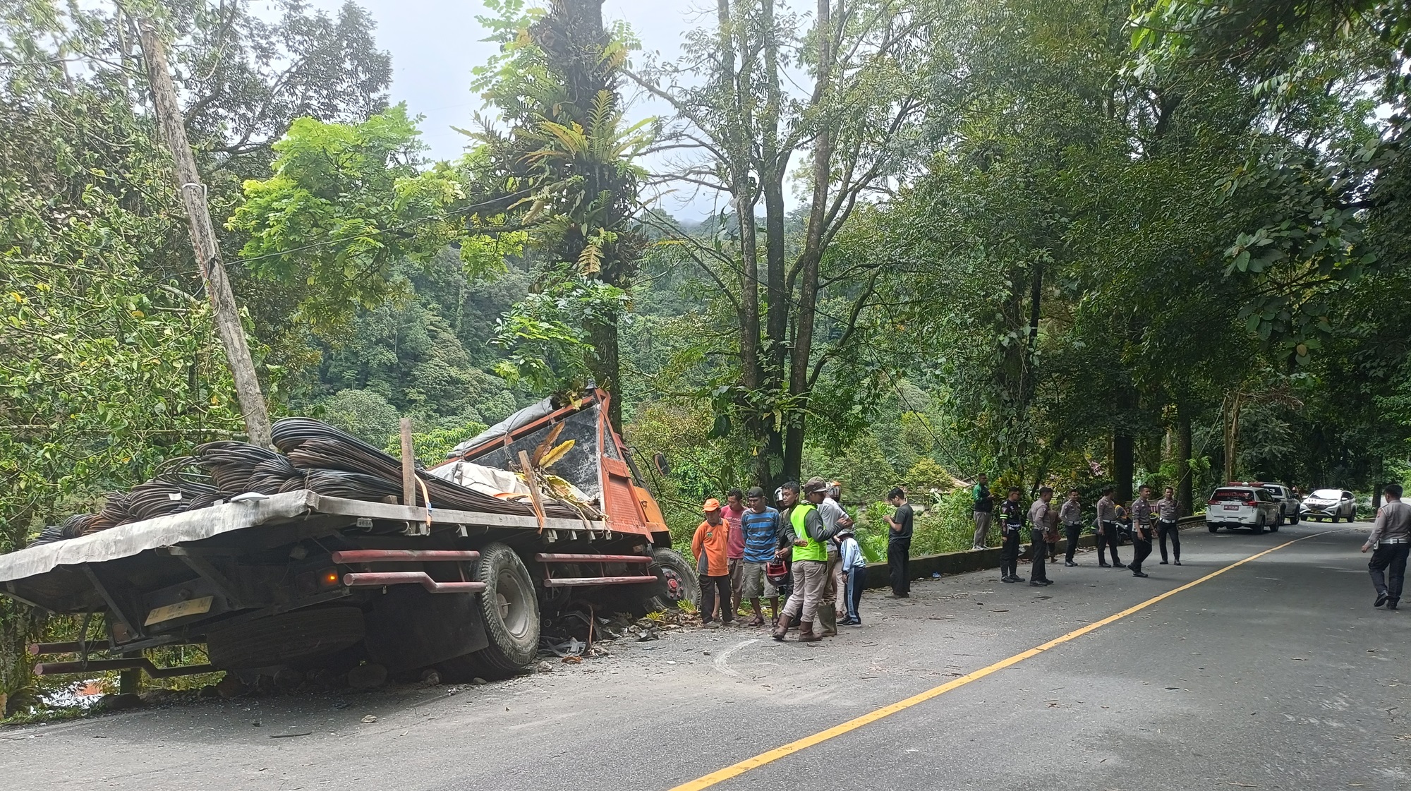 HILANG KENDALI: Truk bermuatan besi setelah menabrak delapan kendaraan karena mengalami rem blong di kawasan Bukit Berbunga Silaiang Bawah, Kota Padangpanjang siang kemarin.(YUWARDI/PADEK)