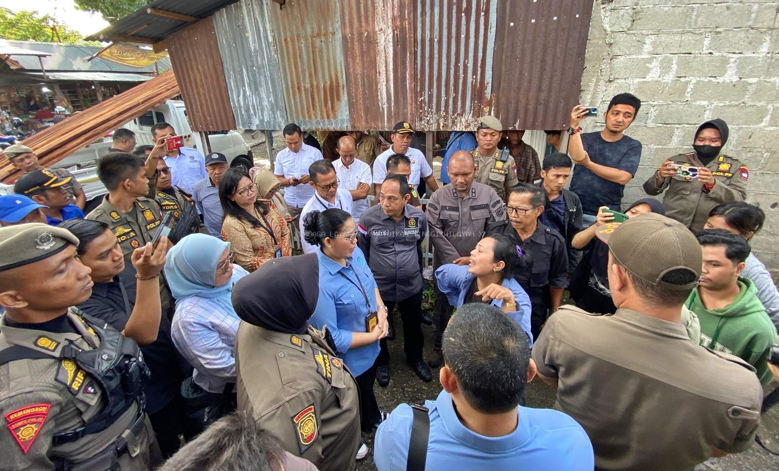 Foto Saat Pimpinan LLDIKTI dan Rombongan Melakukan Komunikasi Dengan Warga Yang Menduduki Aset Tanah LLDIKTI