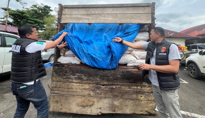 Barang bukti pupuk bersubsidi yang gagal diselundupkan ke Riau.