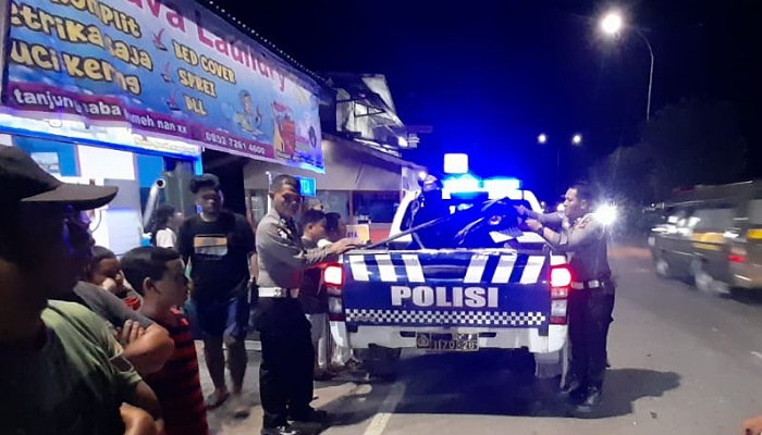 Kecelakaan maut terjadi di Pitameh, Lubukbegalung, Kota Padang, Kamis (24/4/2025) malam. Pengendara motor tewas di TKP usai tersenggol truk saat mencoba menyalip. (Polsek Lubukbegalung)