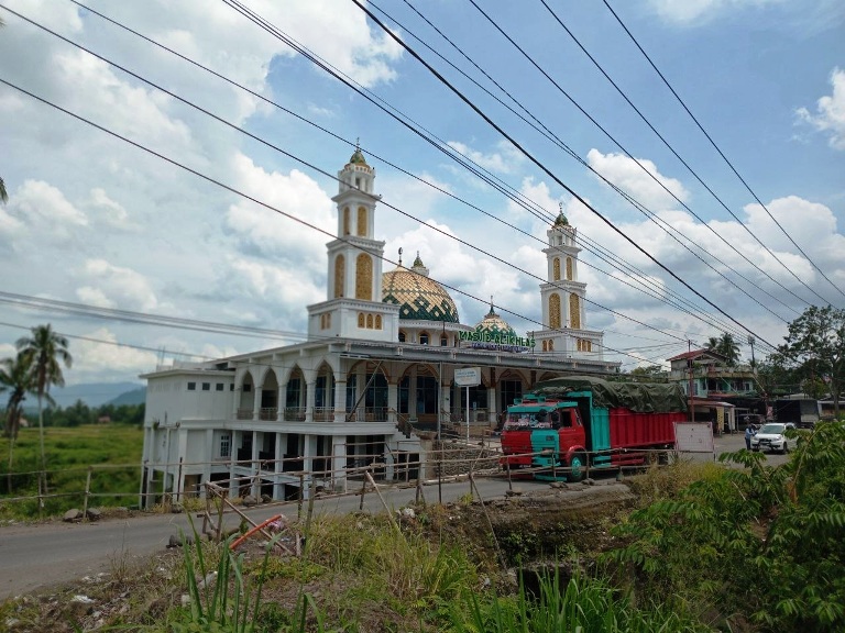 BUTUH PERBAIKAN: Terlihat truk melintasi ruas jalan di Jembatan Manunggal, Nagari Lima Kaum, Senin (21/4) yang kondisinya tidak memadai.(RIAN AFDOL/ PADEK)