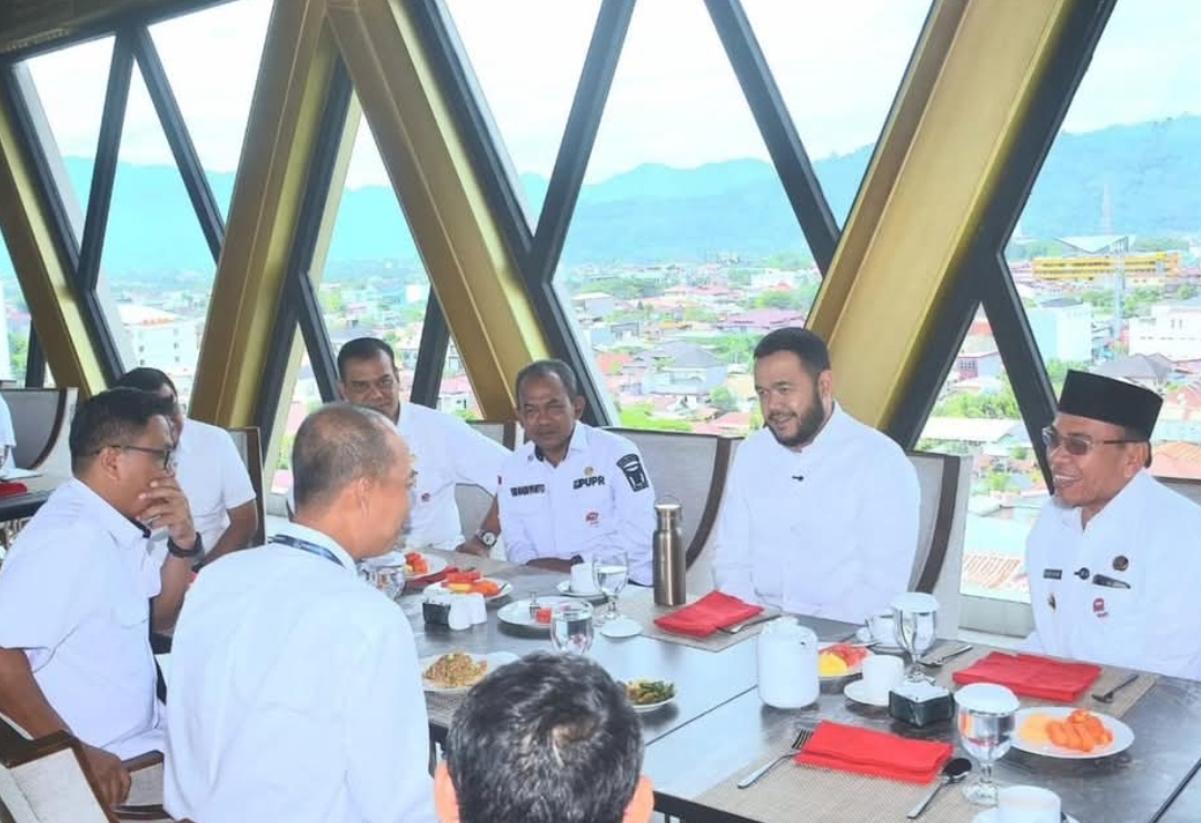 Wako Padang Fadly Amran pertemuan dengan Direktur Sungai dan Pantai Ditjen SDA Kementerian PU Dwi Purwantoro, dan Kepala BWS Sumatera V Padang, Naryo Widodo. (Foto: Prokopim)