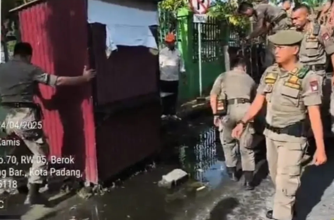 Satpol PP Padang tertibkan pedagang kaki lima (PKL) yang masih meninggalkan lapak dan barang dagangan di fasilitas umum. (Foto: Humas)