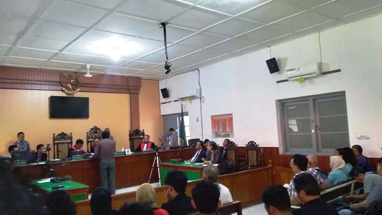 DITUNDA DUA PEKAN: Persidangan gugatan wanprestasi produksi mobil Esemka di PN Solo, Kamis (24/4). (ANTONIUS CHRISTIAN/JPG)