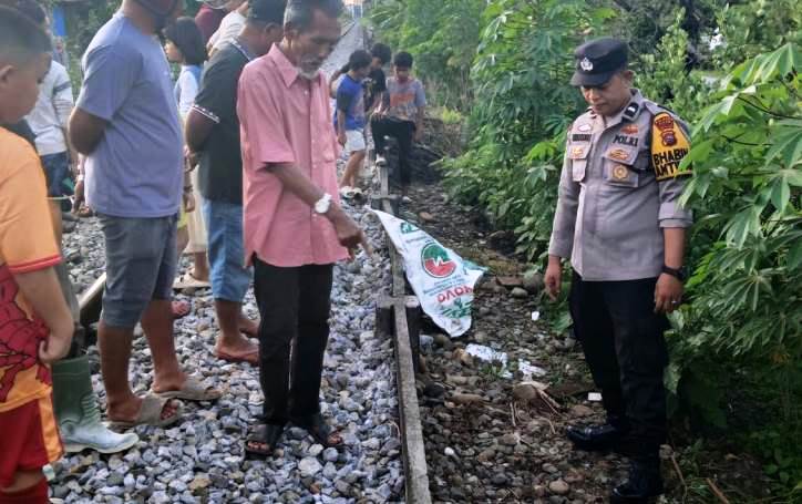 Warga menunjukkan kepada polisi titik lokasi Fares Destrija tertabrak kereta api di belakang Kantor Pemuda, Jalan Atlas I, Kelurahan Ulakkarang Utara.